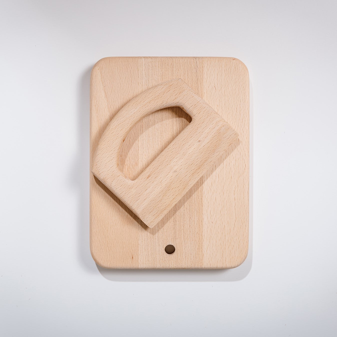 Messer mit Schneidebrett aus Holz zum Greifen